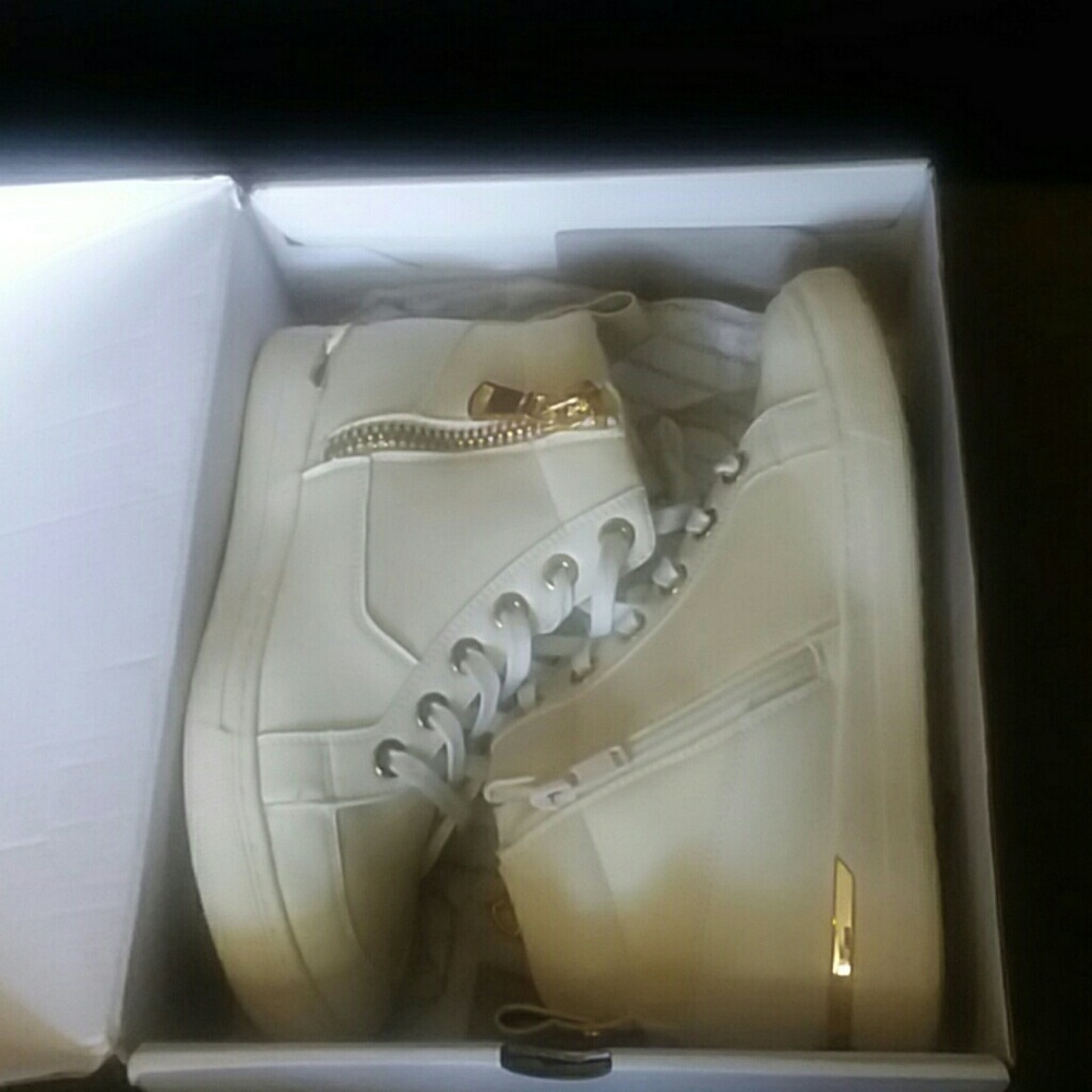 Cream colored sneakers with Gold - Picture 2 of 3